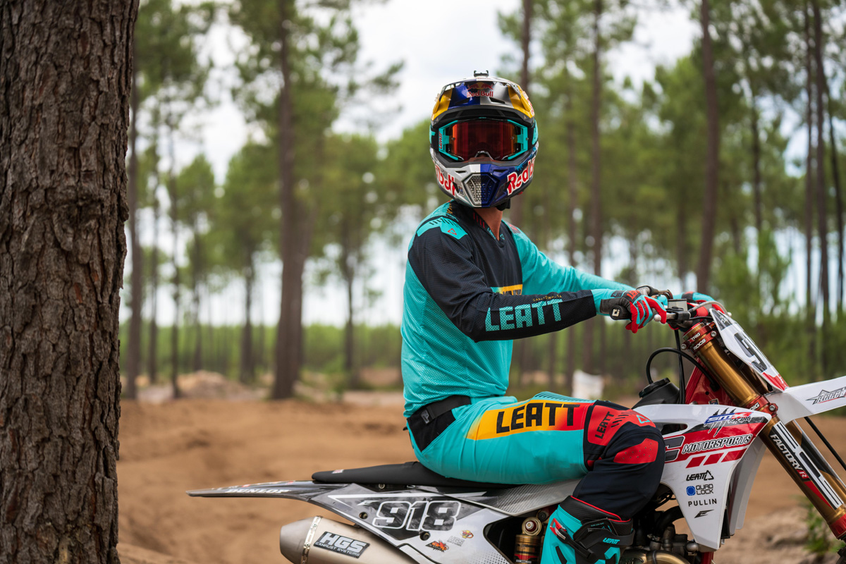 Leatt riding gloves