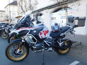 Adventure motorcycle equipped with touring luggage