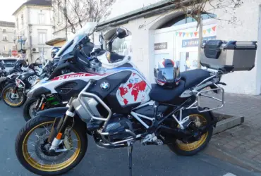 Adventure motorcycle equipped with touring luggage