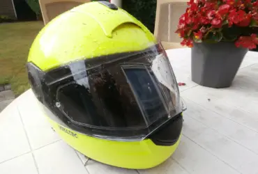 High-visibility full-face motorcycle helmet with its visor closed