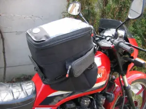 Tank bag fitted to a motorcycle fuel tank