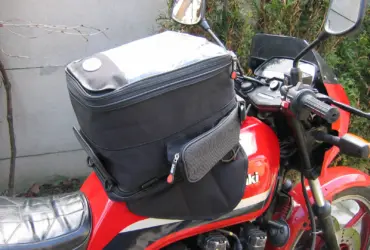 Tank bag fitted to a motorcycle fuel tank