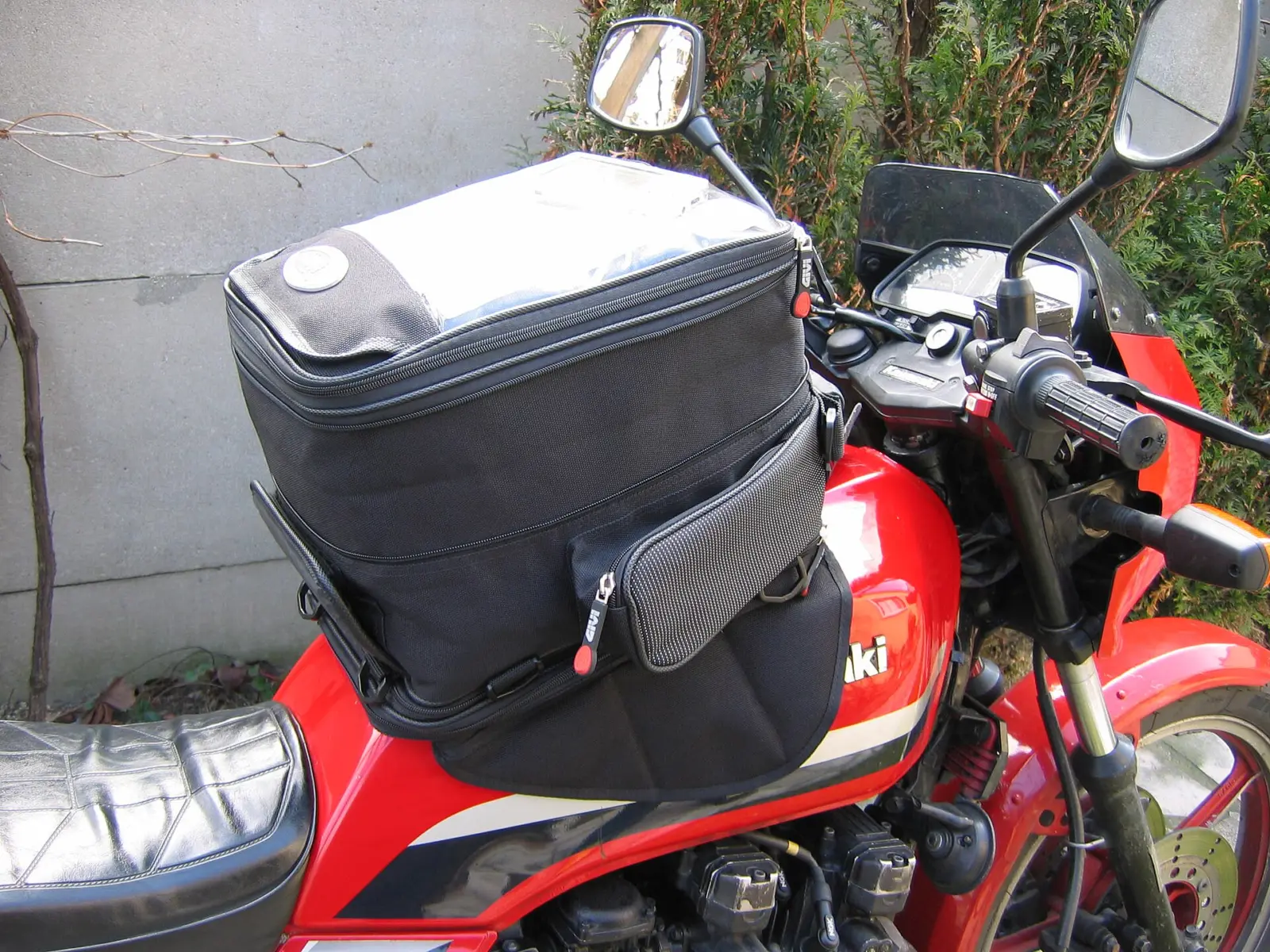 Tank bag fitted to a motorcycle fuel tank